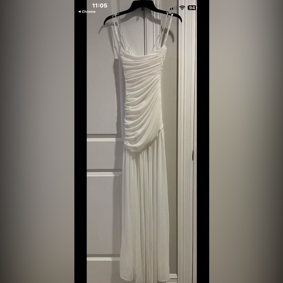 This stunning size M Retrofete Alessia Maxi Long Dress in White. - Picture 4 of 7